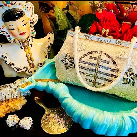 ♥️ What Would May Wong Do? RARE Chinese 1960s heavily beaded evening clutch - Picture 1 of 14